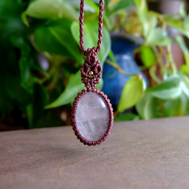 ローズクォーツ（ブラジル産）マクラメ編みペンダントネックレス 1点