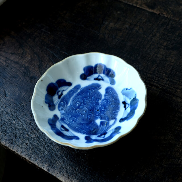 青と白のコントラスト◇草花の絵付け。伊万里 染付陽刻膾皿 器 骨董