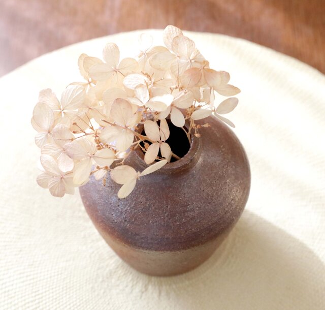 薪窯焼成】赤陶土の焼き締め花器 | iichi 日々の暮らしを心地よくする