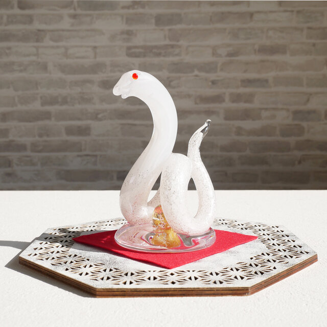 新作【巳年・へび・白蛇】縁起の良い☆本金箔玉☆ガラスの置物・干支