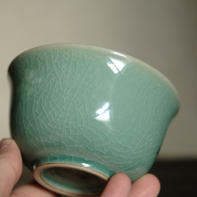 美しい貫入◇青磁で素敵。雲鶴文韓国産高麗青磁湯呑み 茶器 暮らしに