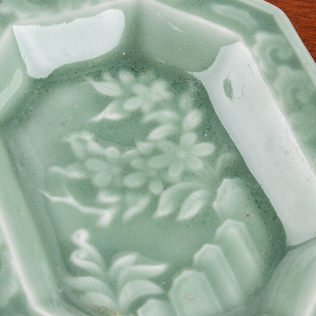 青磁 李朝青磁 角皿 陽刻 華の図 蔵出し 2客 青磁 李朝青磁 角皿 陽刻