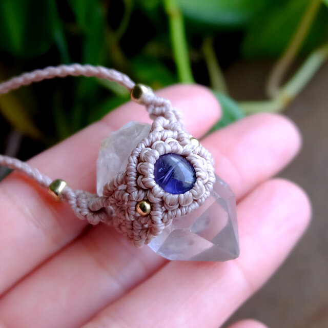 水晶ポイント原石（ブラジル産）・アイオライト（3月誕生石）マクラメ