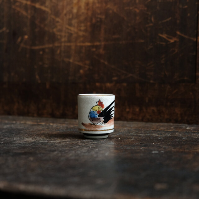 カラフルな鶏（酉）◇九谷焼 色絵金彩覗き猪口 昭和レトロ 干支 酒器