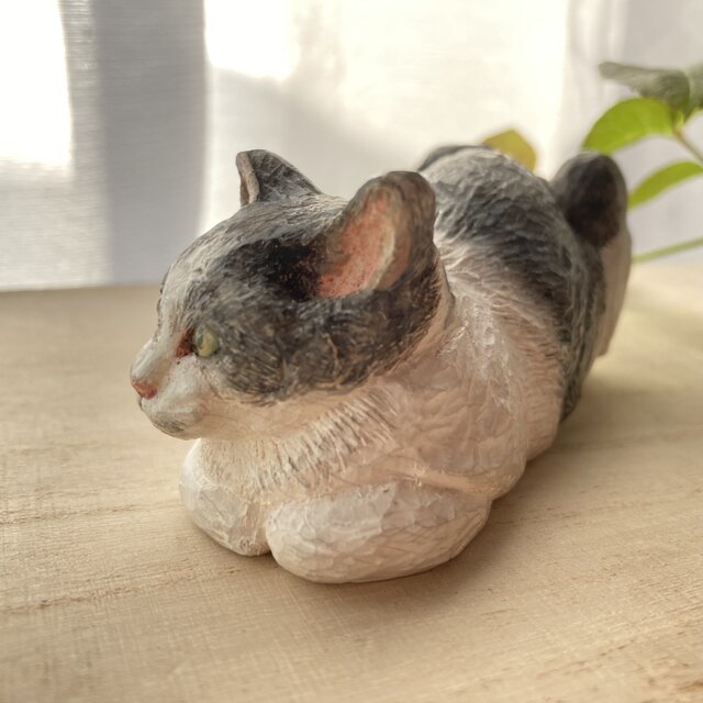 木彫りの香箱座り猫の置物 | iichi 日々の暮らしを心地よくする