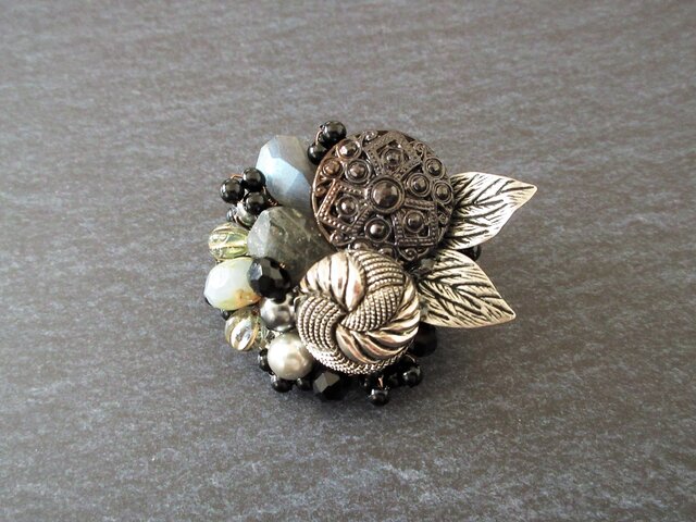 黒いヴィンテージボタンのブローチ（K1135) | iichi 日々の暮らしを