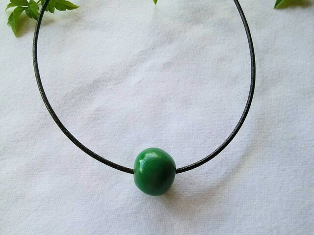 グリーン陶ビーズ＊＊＊革紐ネックレス＊＊＊ | iichi 日々の暮らしを