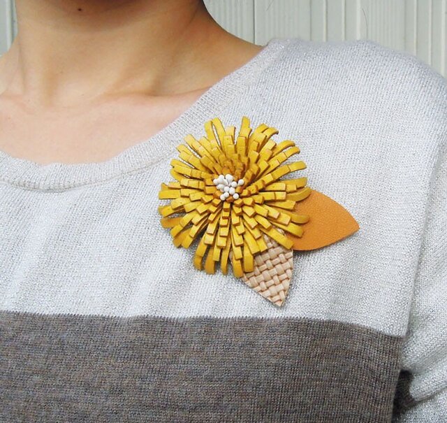 レザーフラワーブローチ・Mum (イエロー） | iichi 日々の暮らしを