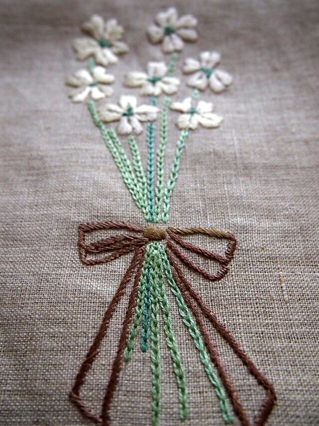 白の小花ブーケのデザイン 刺繍のリネンクロス | iichi 日々の暮らしを