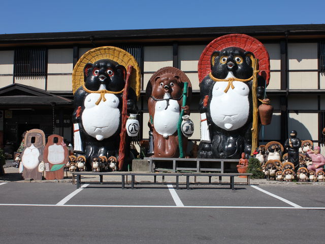 信楽焼 宗陶苑 夫婦たぬき 高さ約32cm 楽天市場】信楽焼 陶器 たぬき ハグ