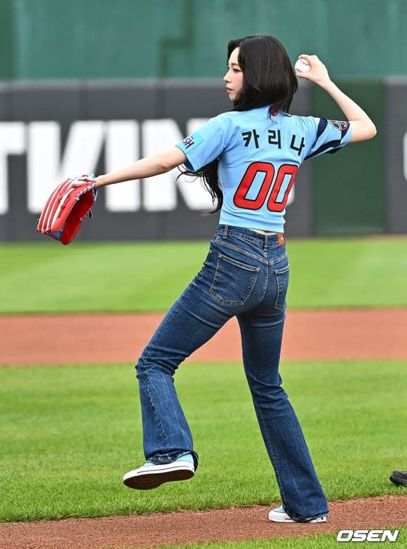 PHOTO】aespaのKARINA、始球式に登場…圧倒的な美貌 - Kstyle