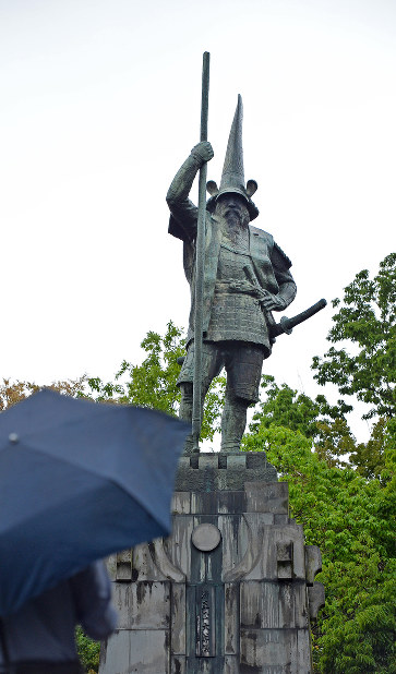 時代金工 明治期 ブロンズ像 加藤清正 薙刀 置物 床飾 高58㎝ BK091