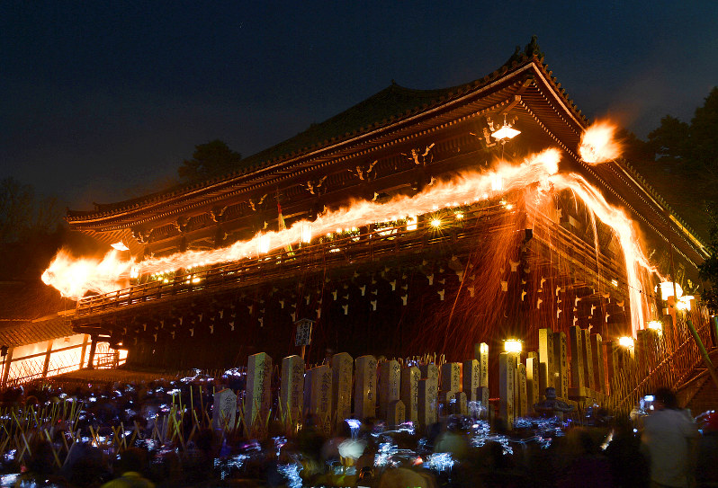 東大寺二月堂：「お水取り」本行入り お松明に歓声 | 毎日新聞