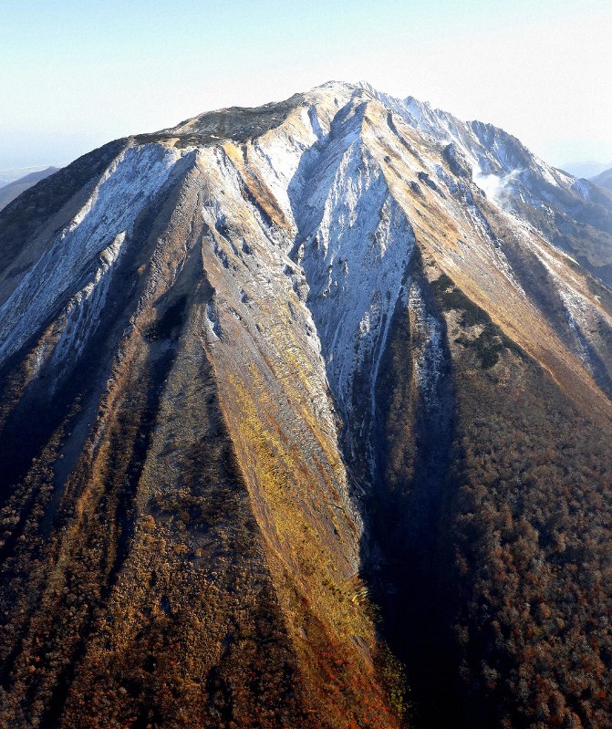 大山が初冠雪 西日本冷え込む 平年より14日遅く [写真特集5/4] | 毎日新聞