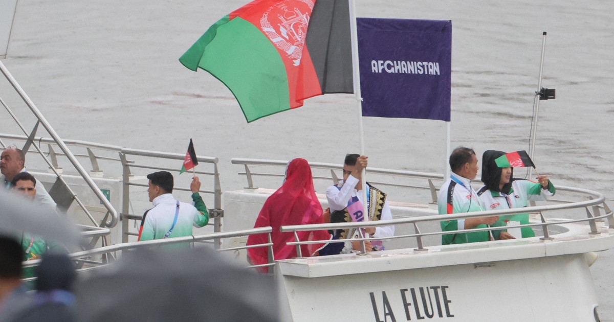 パリ五輪開会式 アフガニスタンの選手団、旧政権の国旗掲げ入場 | 毎日新聞