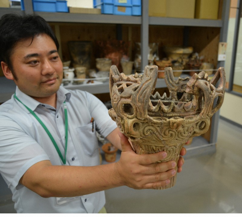 さながら縄文人気分 本物の火焔型土器に触れてみて 新潟の体験施設