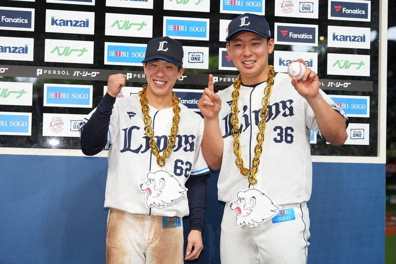 レオ報！：プロ野球 ビッグチェーン着けて応援 ／埼玉 | 毎日新聞