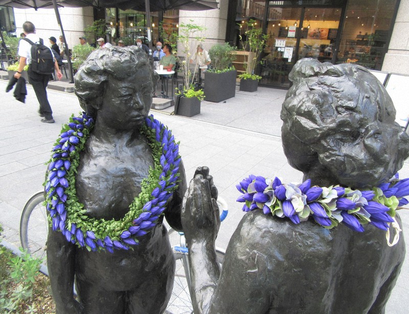 誰が？何のため？大阪・御堂筋の銅像に花飾り 9年ぶりの“事件”に深まる