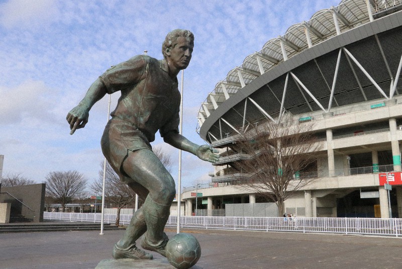 スタジアムの象徴身近に 「ジーコ像」のレプリカ販売 J1鹿島 | 毎日新聞