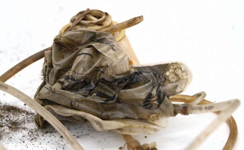 日航機事故 酸素マスク見つかる [写真特集13/10] | 毎日新聞