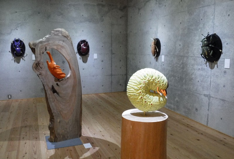 木彫家・松本さん、昆虫の世界表現 川上で30日まで作品展 ／奈良