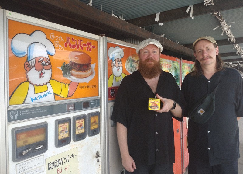 レトロ自販機の聖地、訪日客に人気 112台設置、新観光スポット | 毎日新聞