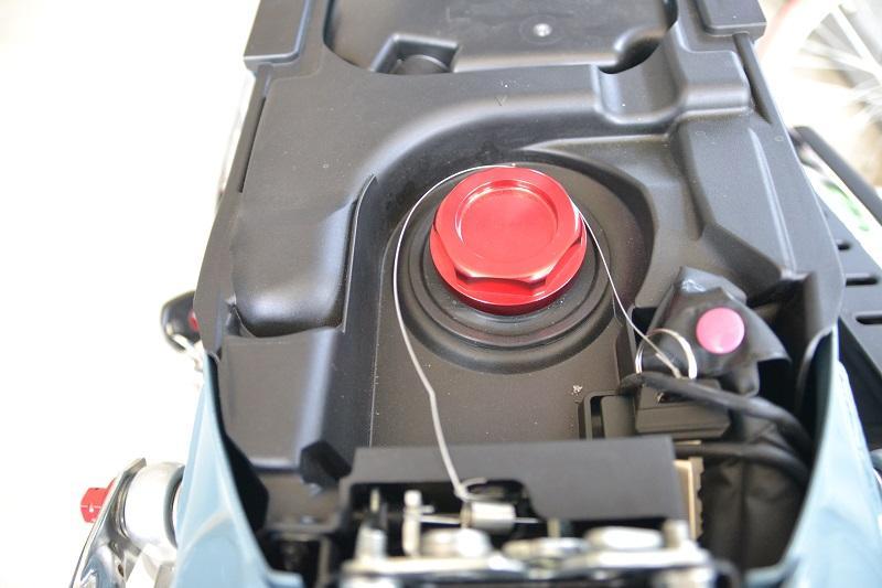 ダックス125 ST125フューエルタンクキャップ ブラックアルマイト