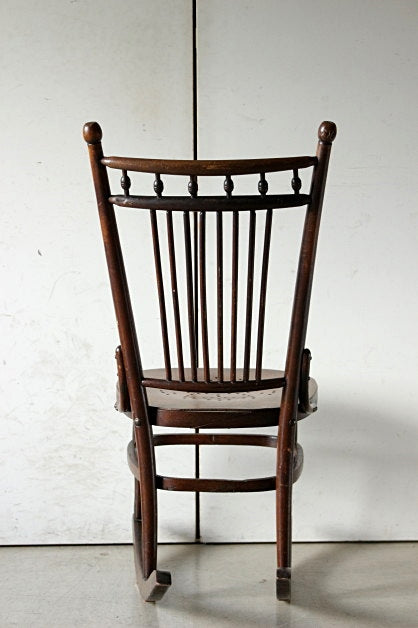 小ぶりなサイズも人気なロッキングチェア（椅子） イギリス