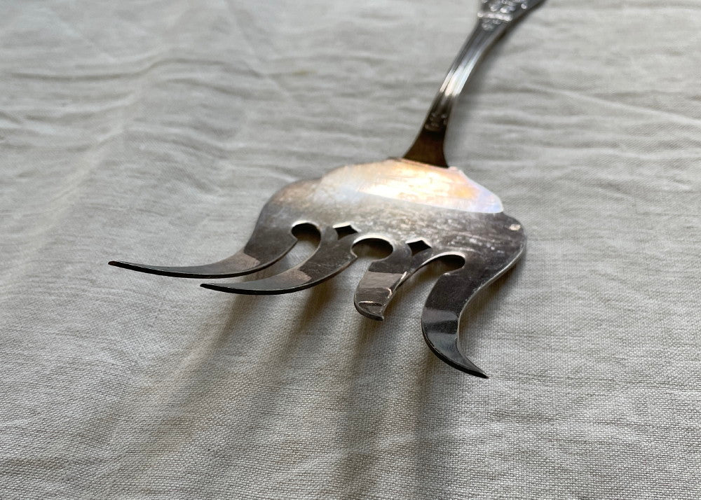 細かな細工が美しいサービングフォーク フランスアンティーク