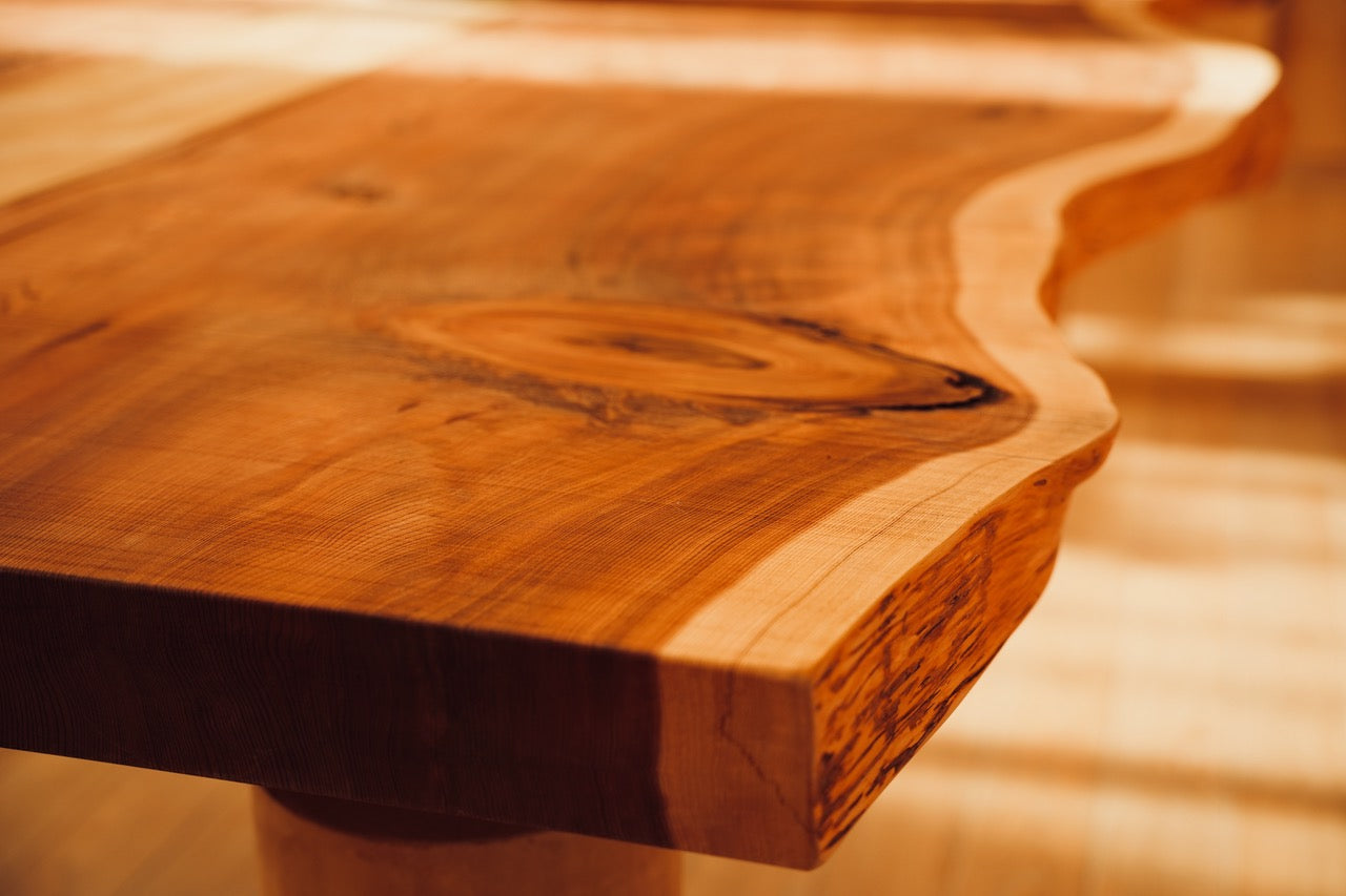 一枚板の見学で出会う、世界に一つだけのダイニングテーブル – 清水銘木店