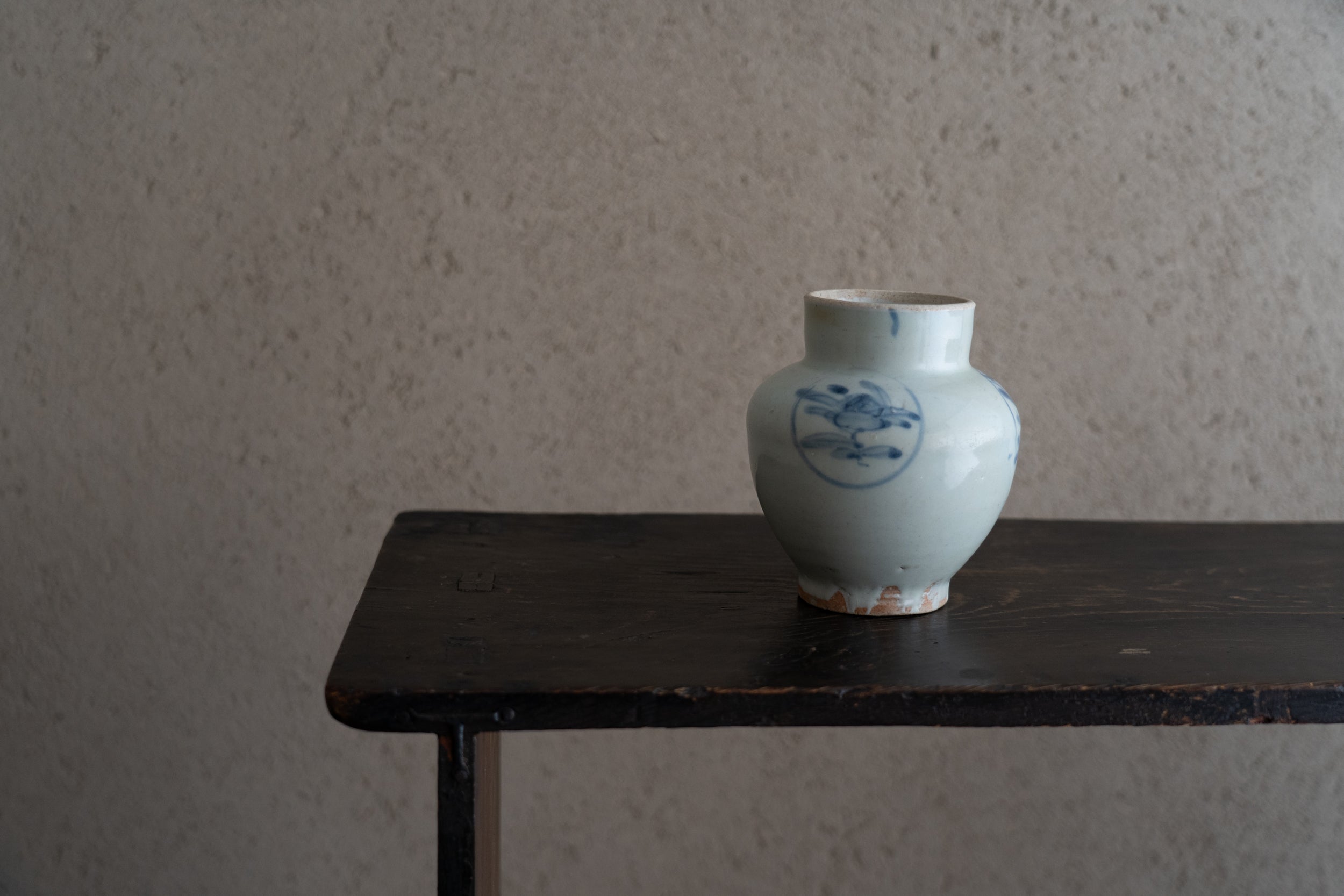 古伊万里 白抜き牡丹文壺 古伊万里 白抜き牡丹文壺