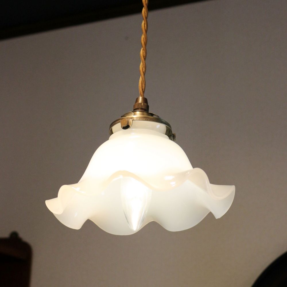 大きなフリルがかわいいデザイン♪ ミルクガラスのペンダントランプ