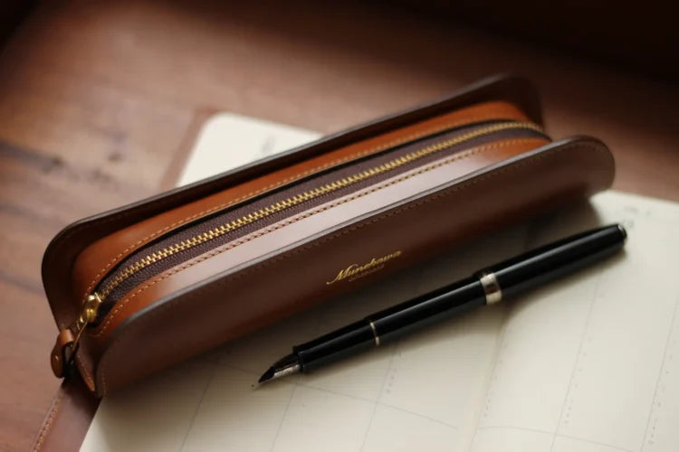 クリスマスプレゼントにもおすすめシンプルなフルレザーペンケース”U