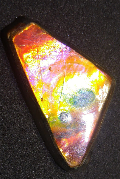 アンモライトの魅力。。。虹色の光の干渉。。 play of color