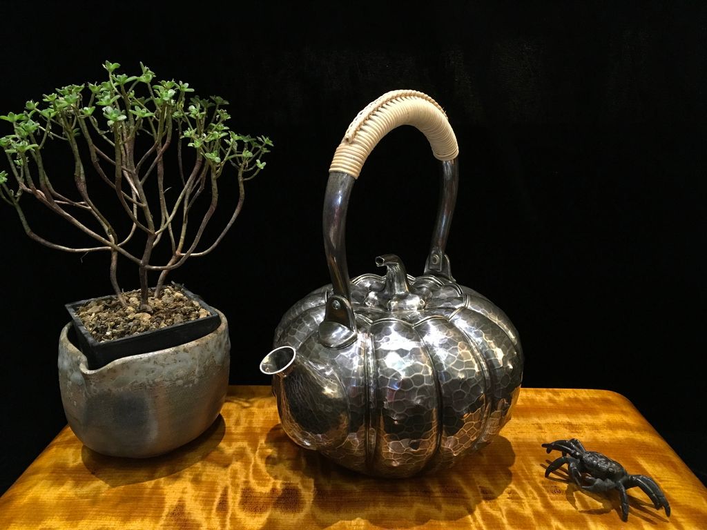 純銀製 三木造 槌目砲口 虹色 平寶珠形湯沸 箱付 銀瓶 煎茶道具 純銀