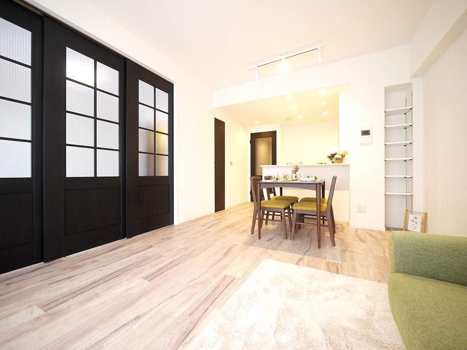 古材飾り棚チェッカーガラス扉白