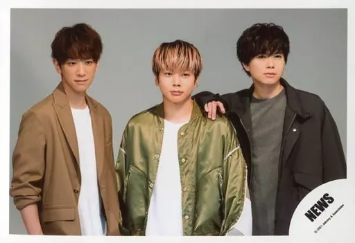 NEWS 公式写真 集合混合 生写真(ジャニーズ)/アイドル/NEWS NEWS/集合(4人)/横型・膝上・衣装黒