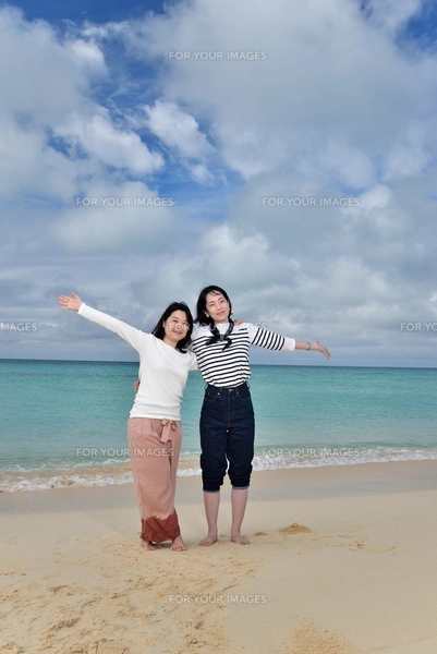 宮古島／冬のビーチでポートレート撮影の写真素材 [FYI01243295