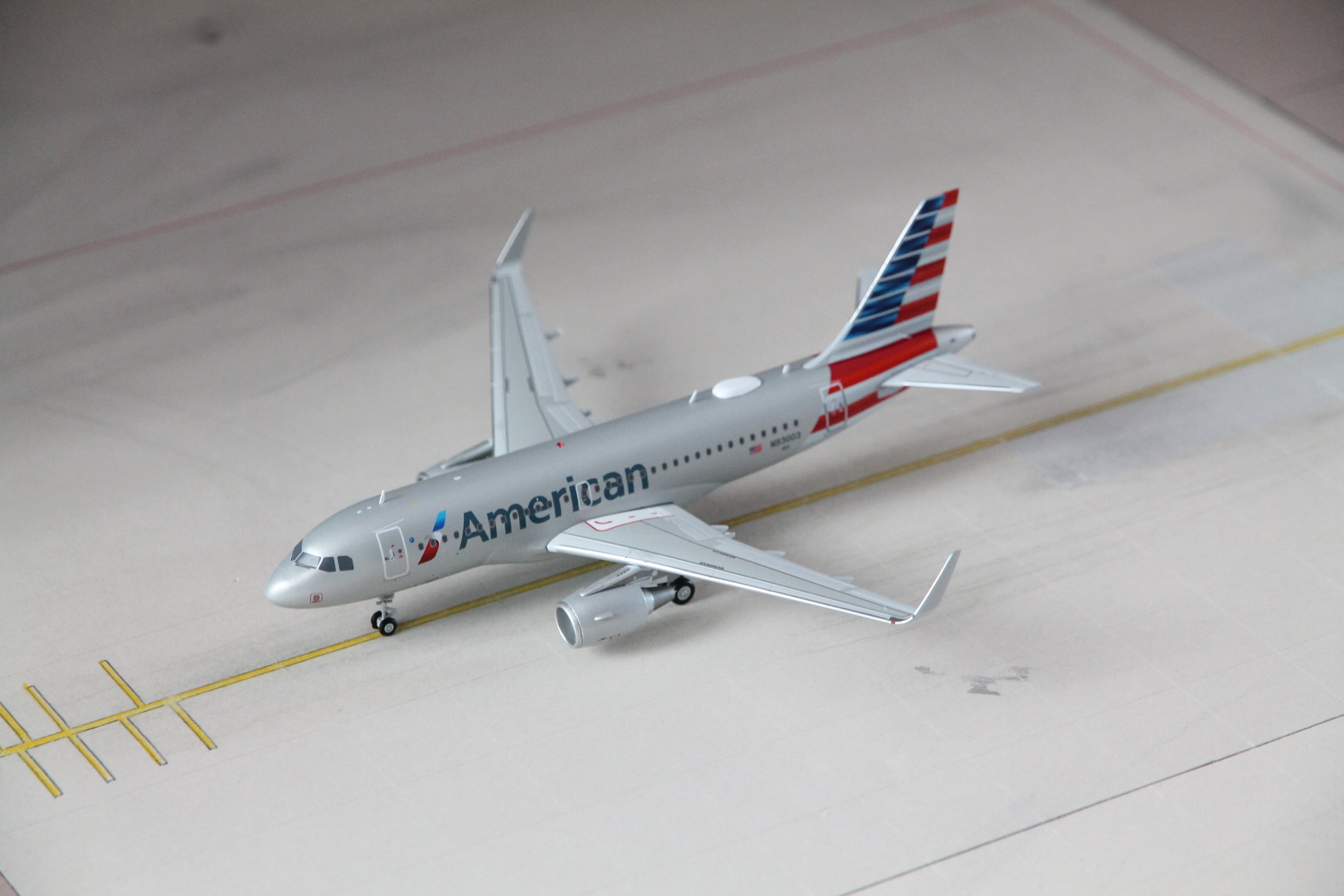 1:200 American Airlines Airbus A319 N93003 Gemini200 G2AAL1102