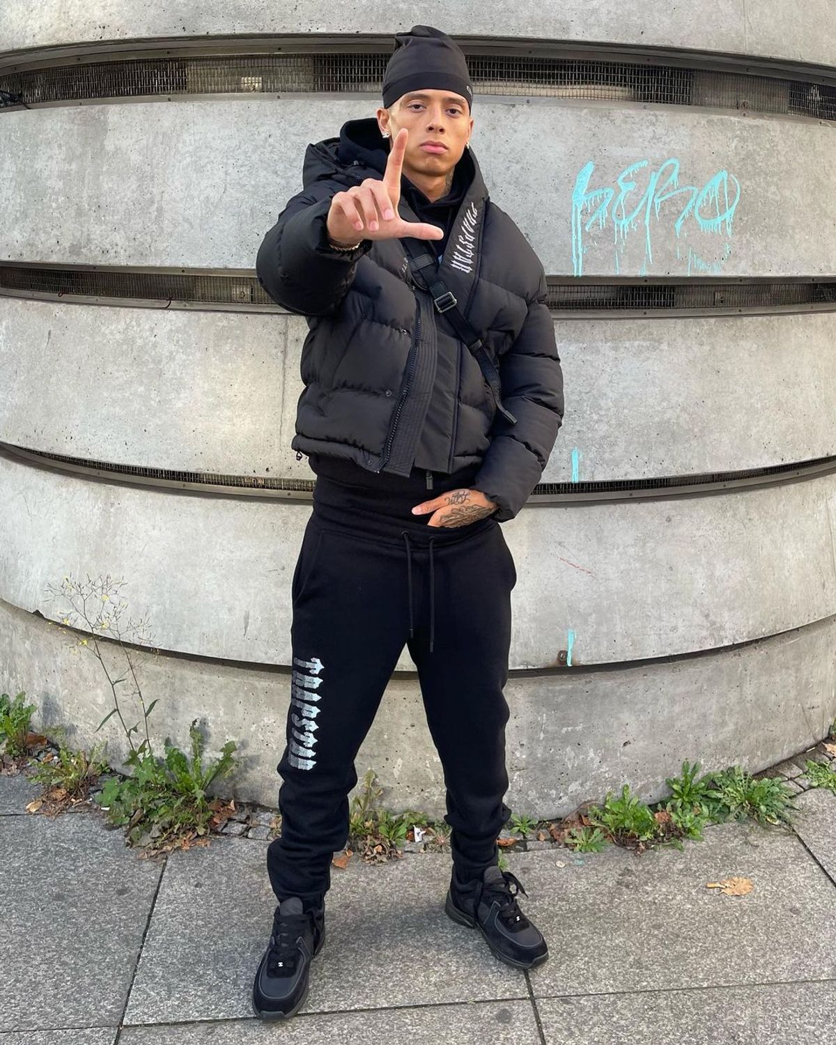 LOUIS VUITTON グレー チェックニット帽 セントラルシー着用 LOUIS