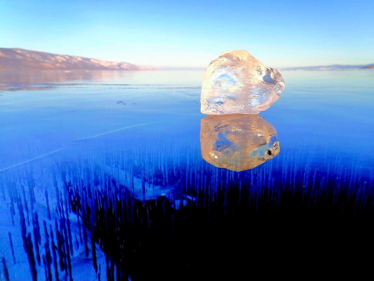 凍結のバイカル湖 世界で最も古く、深く、透明度が高い。冬の