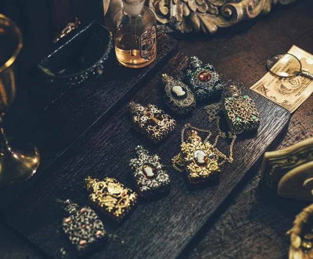 送料無料】台湾 チェコのアンティーク香水瓶 fabricthevintage - Pinkoi