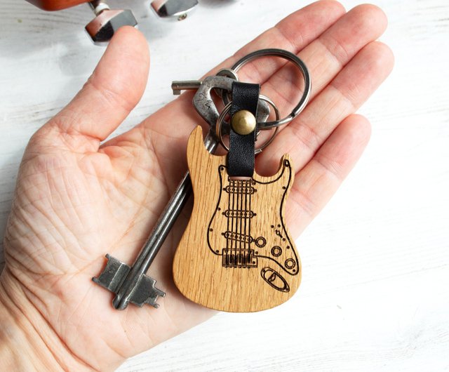 ベラルーシ 名入れギターピック付きギターキーホルダー – カスタム
