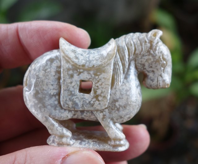 中国美術 砡製 玉石 翡翠 馬 彫刻 台座付 置物 幅約28cm Yahoo