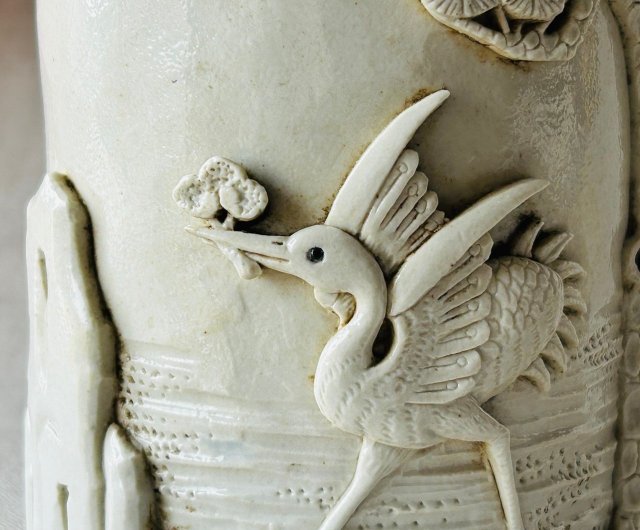 清時代 【王炳荣作】在銘 雕瓷虎獸松林文筆筒 白磁 文房具(Y-8)