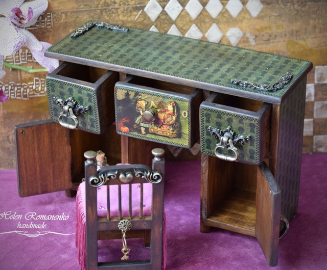 ウクライナ 不思議の国のアリス 装飾キャビネット ジュエリー 戸棚