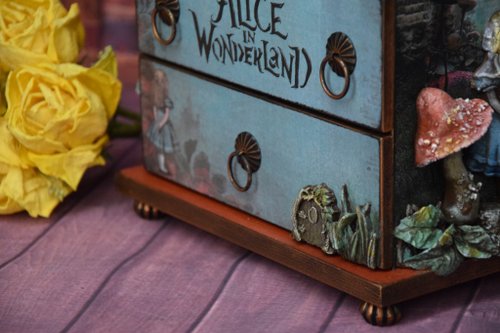 ウクライナ 不思議の国のアリスのジュエリーボックス。不思議の国の