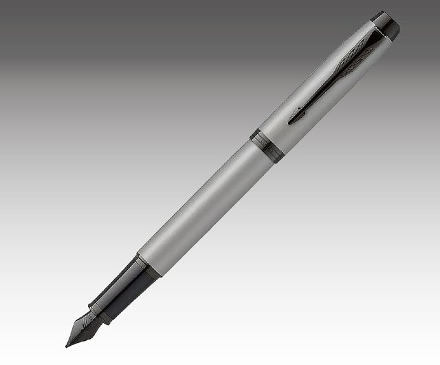 グレーの金属製万年筆