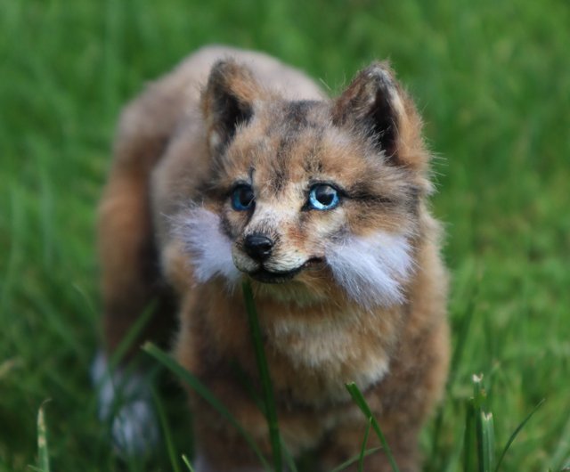 アゼルバイジャン オオカミの子リアルな動物のぬいぐるみ！ ポーズを