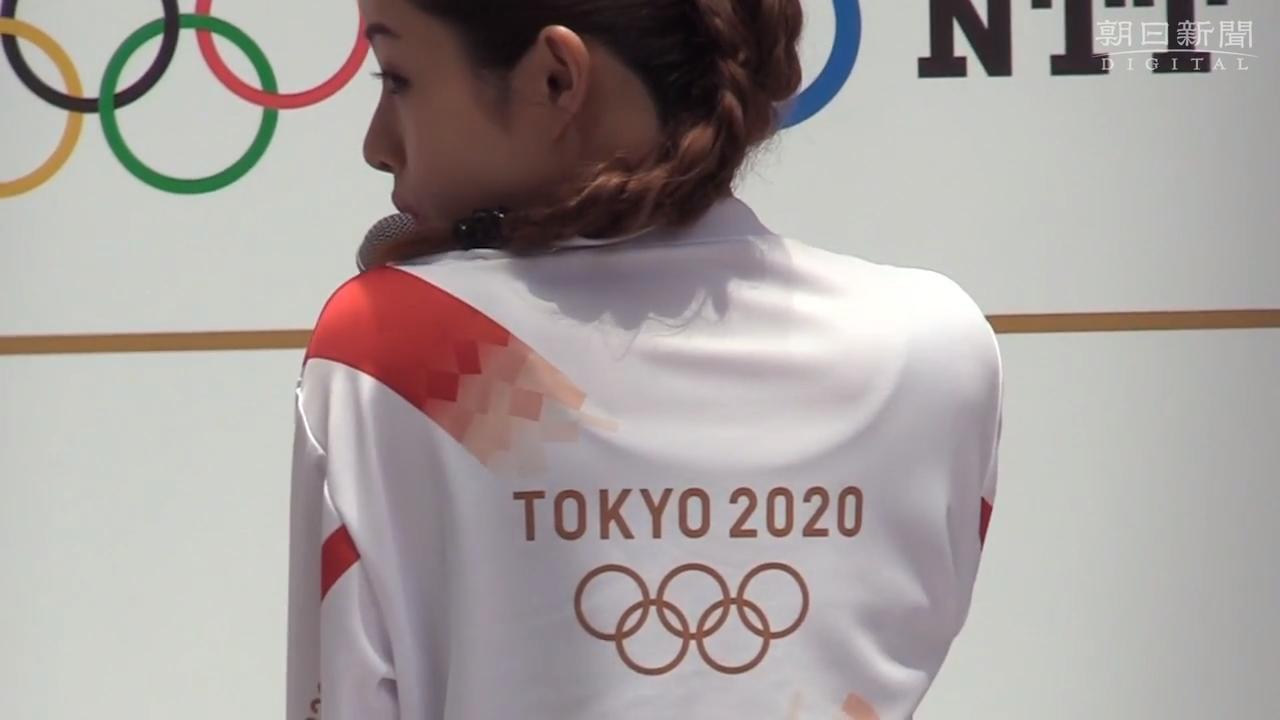 聖火ランナーのユニホーム発表 赤色のたすきのデザイン - 東京